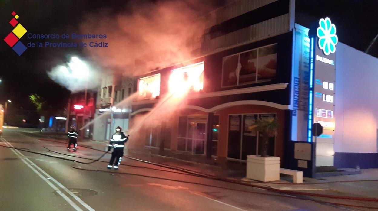 El incendio de la nave se prolongó durante horas.