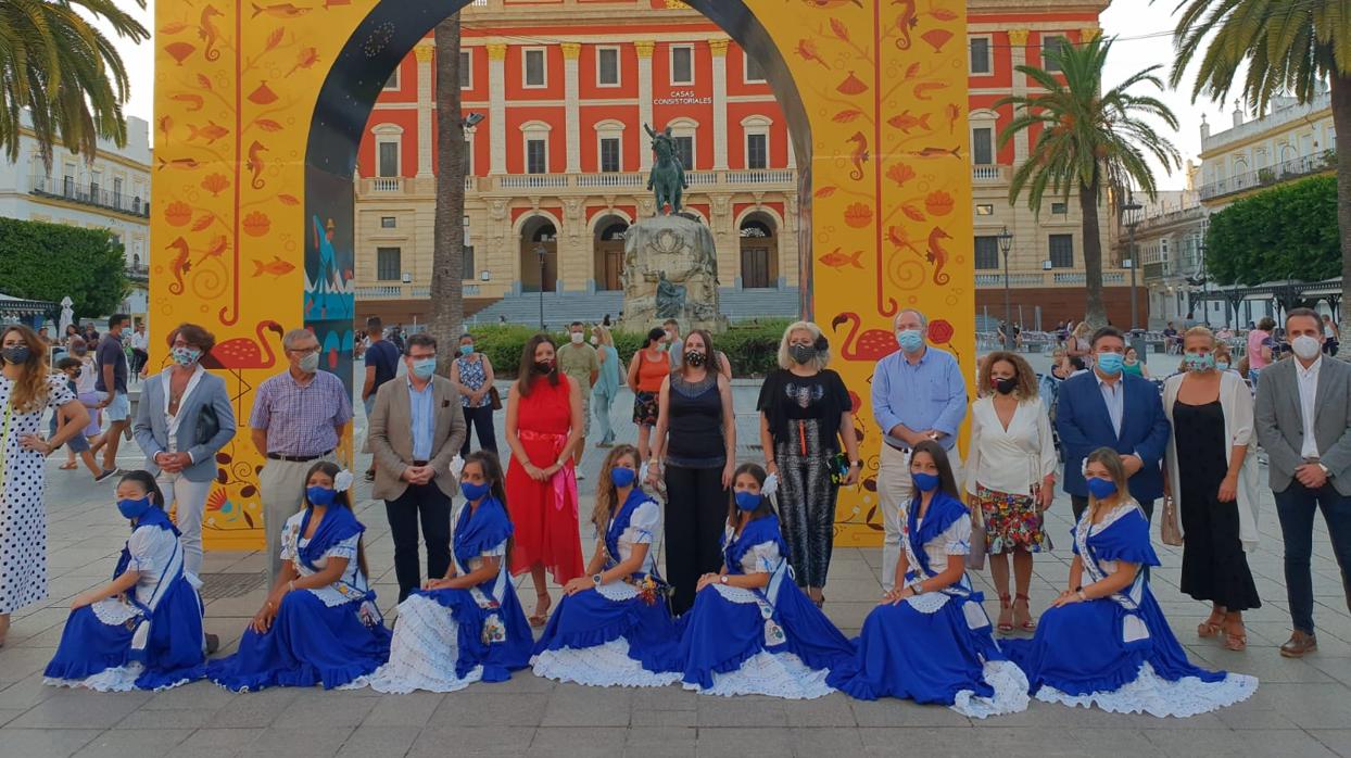 Foto de familia con las salineras y los concejales junto a la alcaldesa de San Fernando