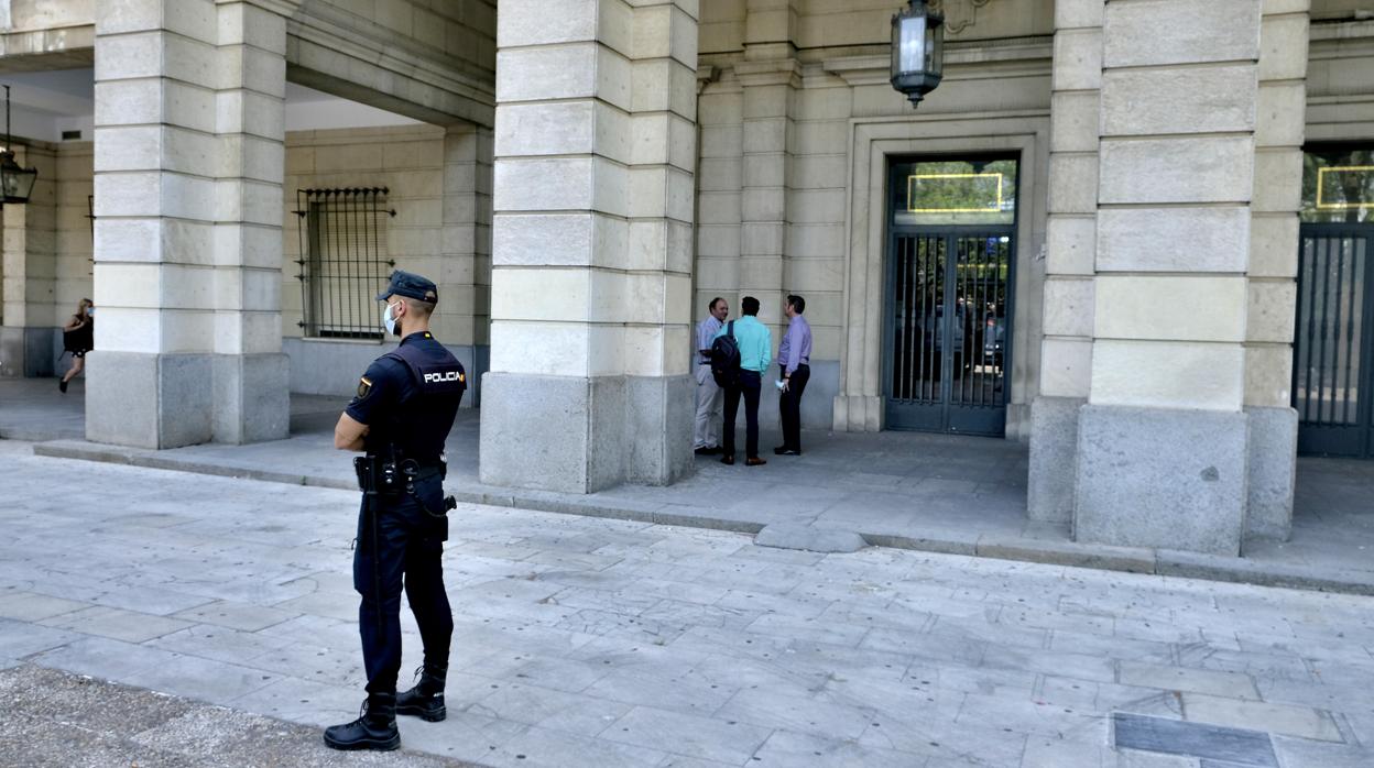 Un agente de la Policía Nacional vigila el entorno de la Audiencia de Sevilla