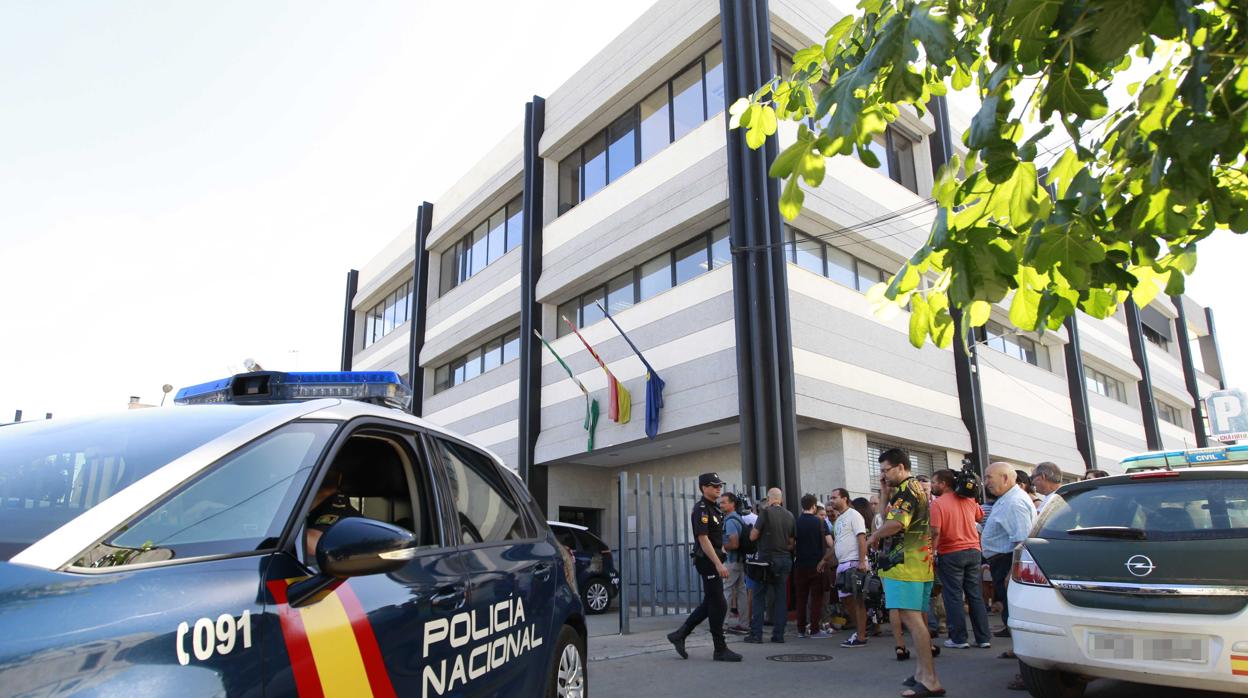 Un coche de la Policía Nacional sale de los juzgados de Coria, en una imagen de archivo