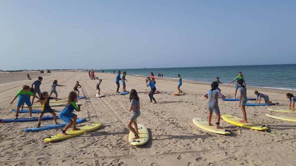 La Escuela de Surf Camposoto realiza campamentos para niños de entre 6 a 12 años