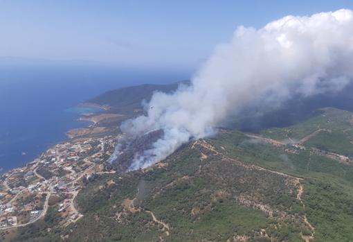 Vista aérea del incendio en Getares-Punta Carnero.