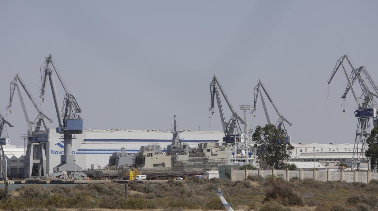 Dos de las cinco corbetas que se construyen en San Fernando, en sus respectivas gradas de obra