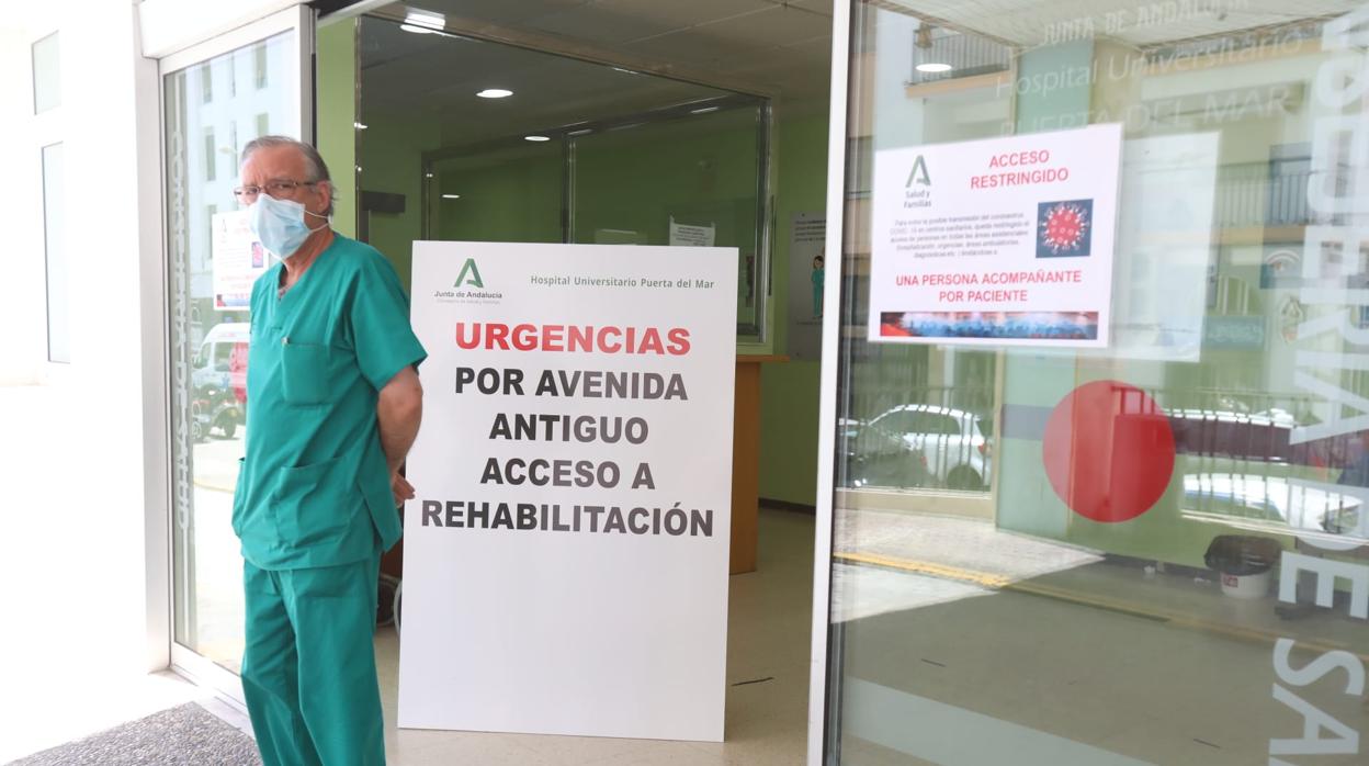 Un profesional a las puertas de Urgencias del Hospital Puerta del Mar de Cádiz.