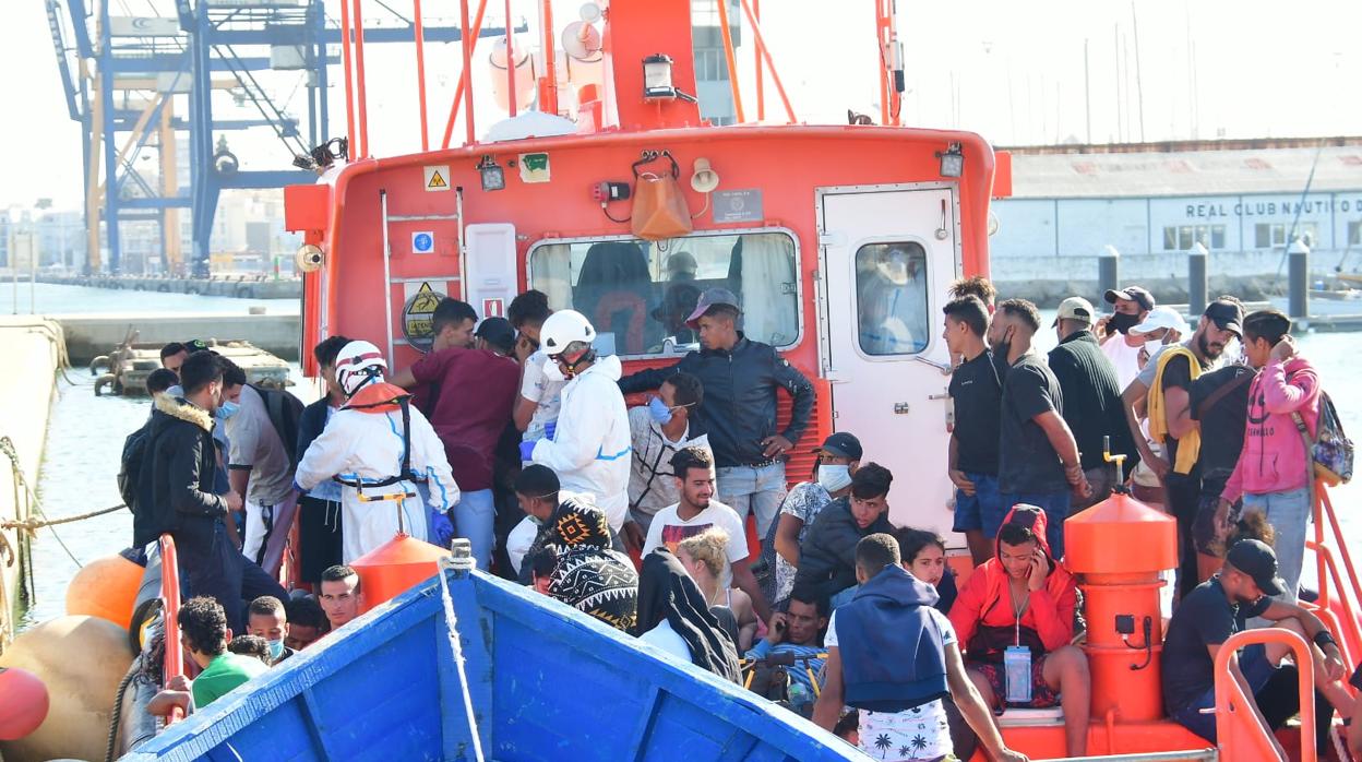 Los inmigrantes han sido trasladados de Cádiz al CATE de San Roque