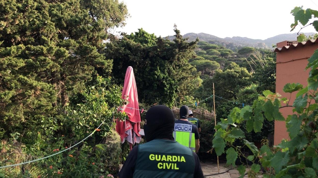 Registros policiales en el marco de la operación Cartucho/Birdie, en Tarifa.