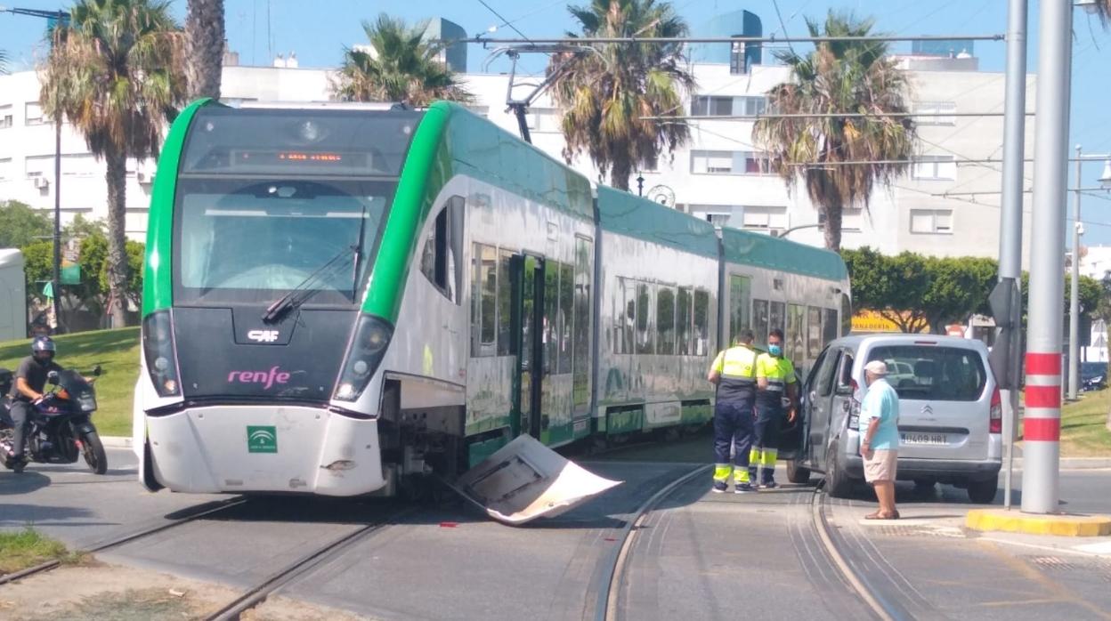 El frontal lateral del Tranvía quedó dañado después del accidente