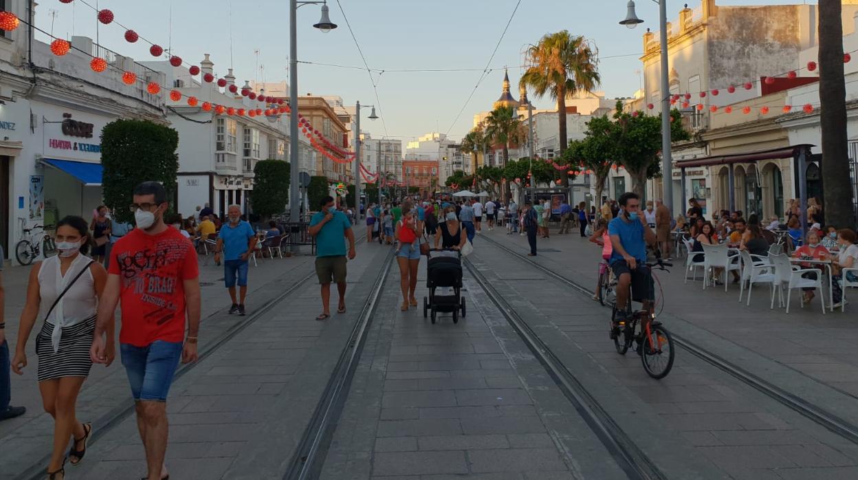 Fotografía de calle Real esquina con San Cristóbal durante la conmemoración de la Feria