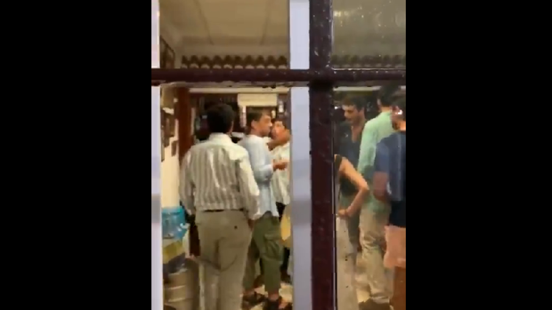 Echan a Juan Carlos Monedero de un bar en Sanlúcar