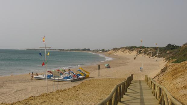 Cierran temporalmente una playa de Rota, ya reabierta