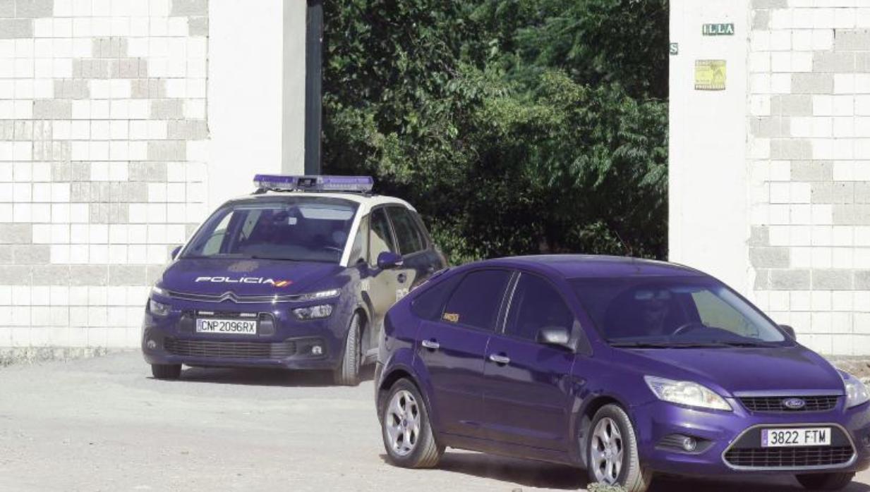 Coches policiales abandonan el lugar de los hechos