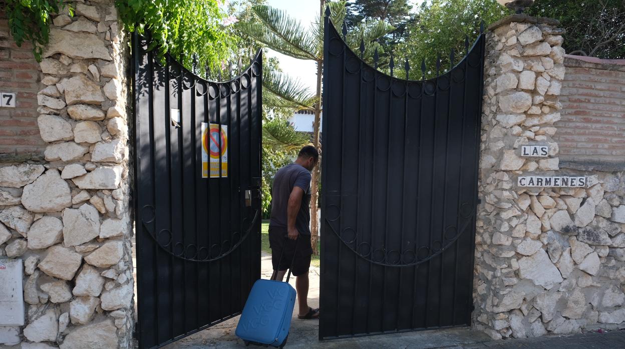 Un cliente entra en la VillaLos Cármenes, una Vivienda con Fines Turísticos en Conil, el segundo pueblo más saturado de la provincia.