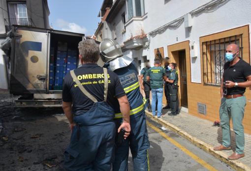 Un camión sale ardiendo en plena calle en San Roque y obliga a desalojar a una pareja de abuelos de su casa