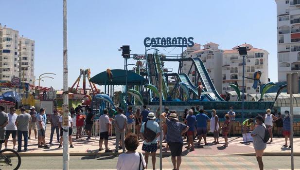 Feriantes y comerciantes se concentran a favor de las atracciones en Valdelagrana