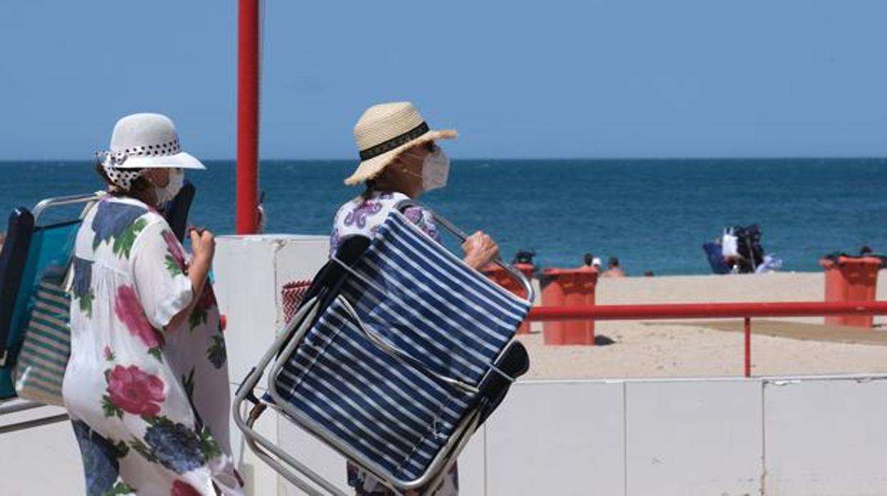 La playa será uno de los lugares públicos más visitados este fin de semana en la provincia gaditana por la ola de calor.