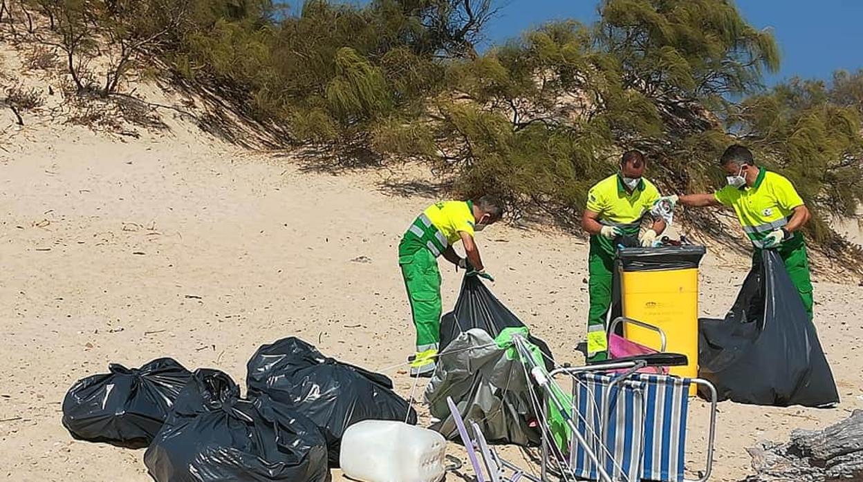 Desechos, escombros y suciedad en la Barriada de la Bazán