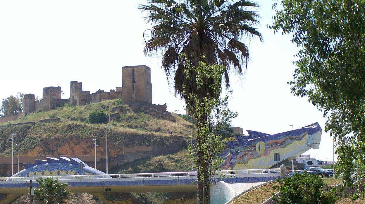 Vista del castillo y del célebre puente del dragón, símbolos del municipio de Alcalá de Guadaíra