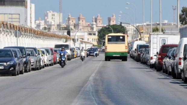 Herido un hombre tras colisionar un turismo y un ciclista en Cádiz capital