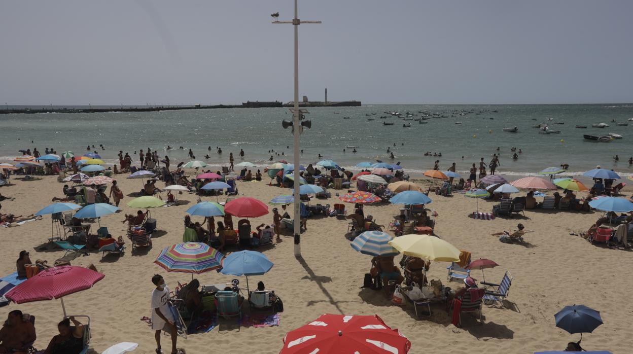 Imagen de la playa de la Caleta llena este fin de semana.