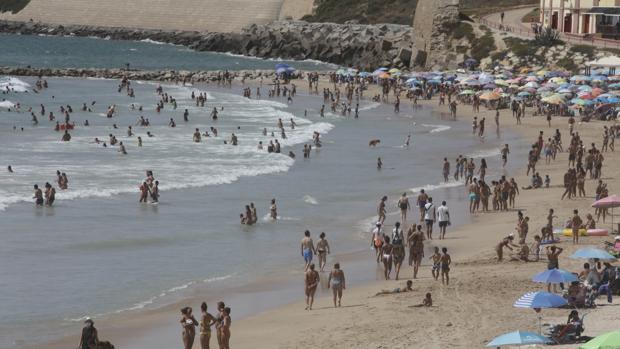 En libertad con cargos el detenido por apuñalar a otro hombre en la playa de Santa María del Mar