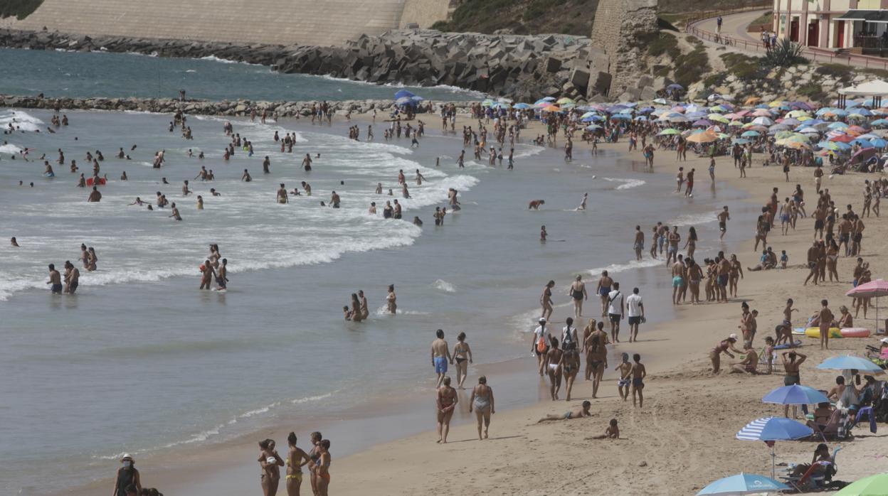 La playa estaba llena este pasado sábado.