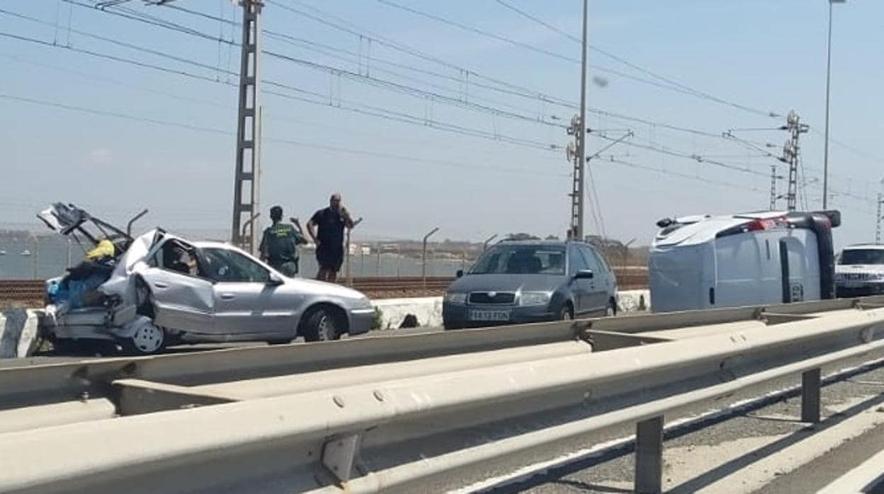 Imagen de los dos vehículos implicados en el accidente en Cádiz