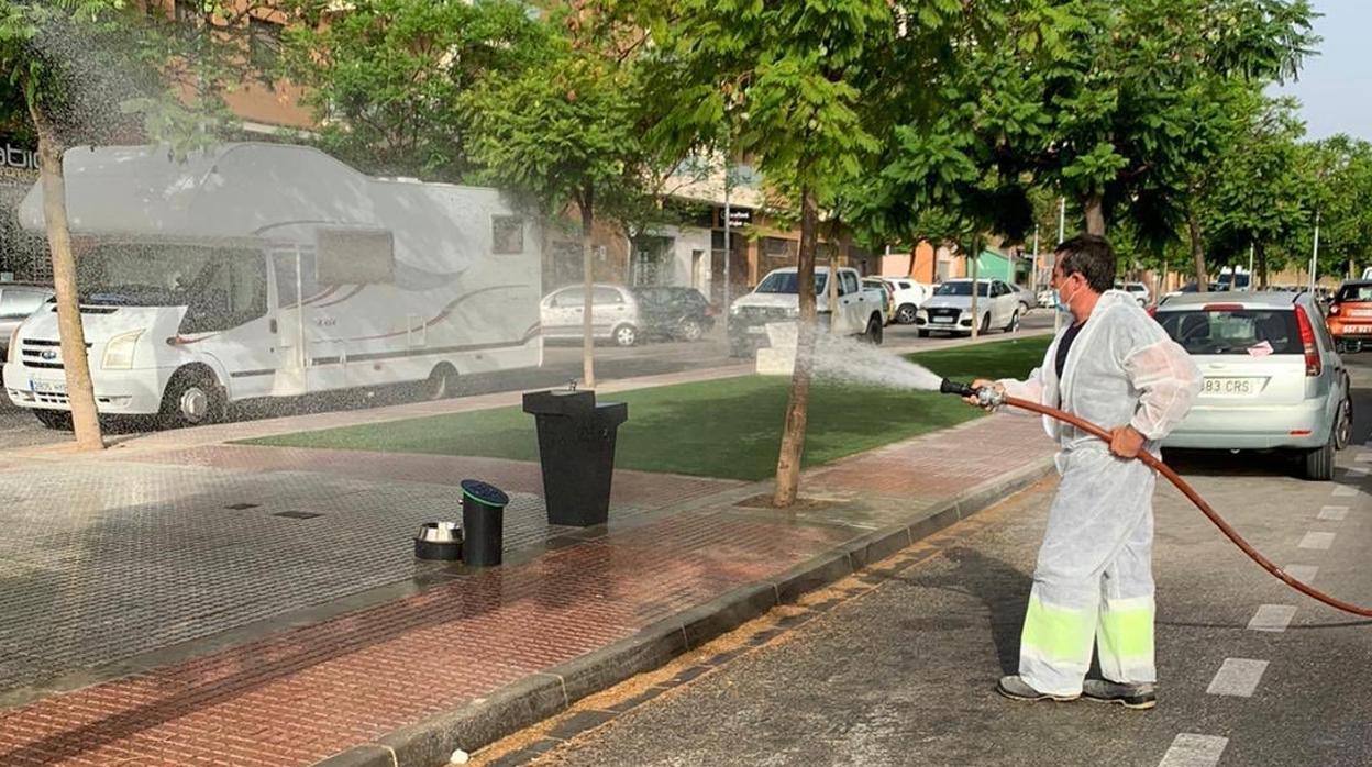 Un operario municipal realiza tareas de desinfección en una calle de Tomares