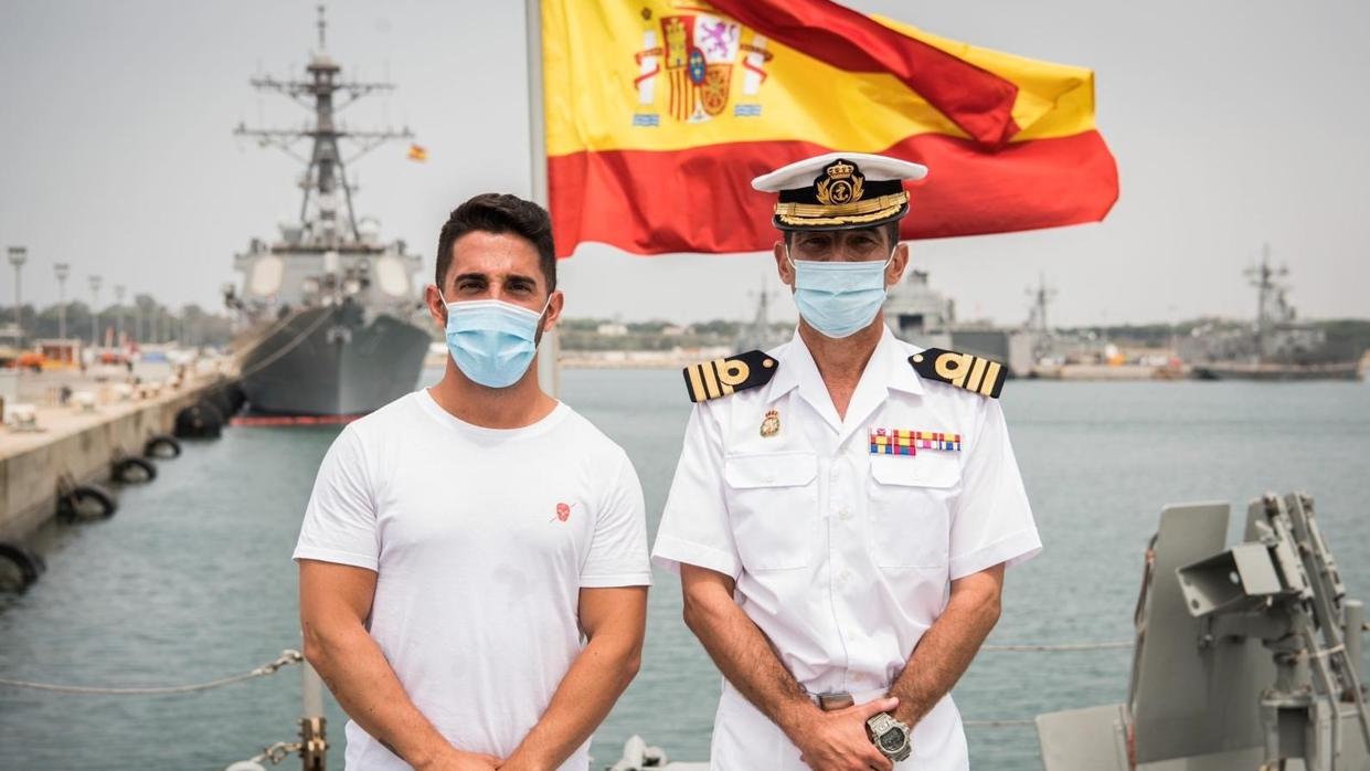 El español más joven en dar la vuelta al mundo presenta un libro en la Base Naval de Rota