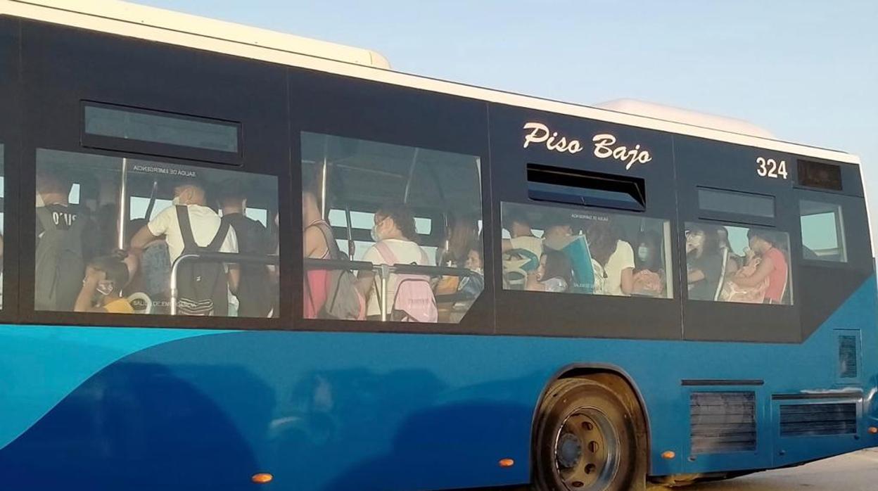 El horario del autobús de la playa de Camposoto se queda pequeño
