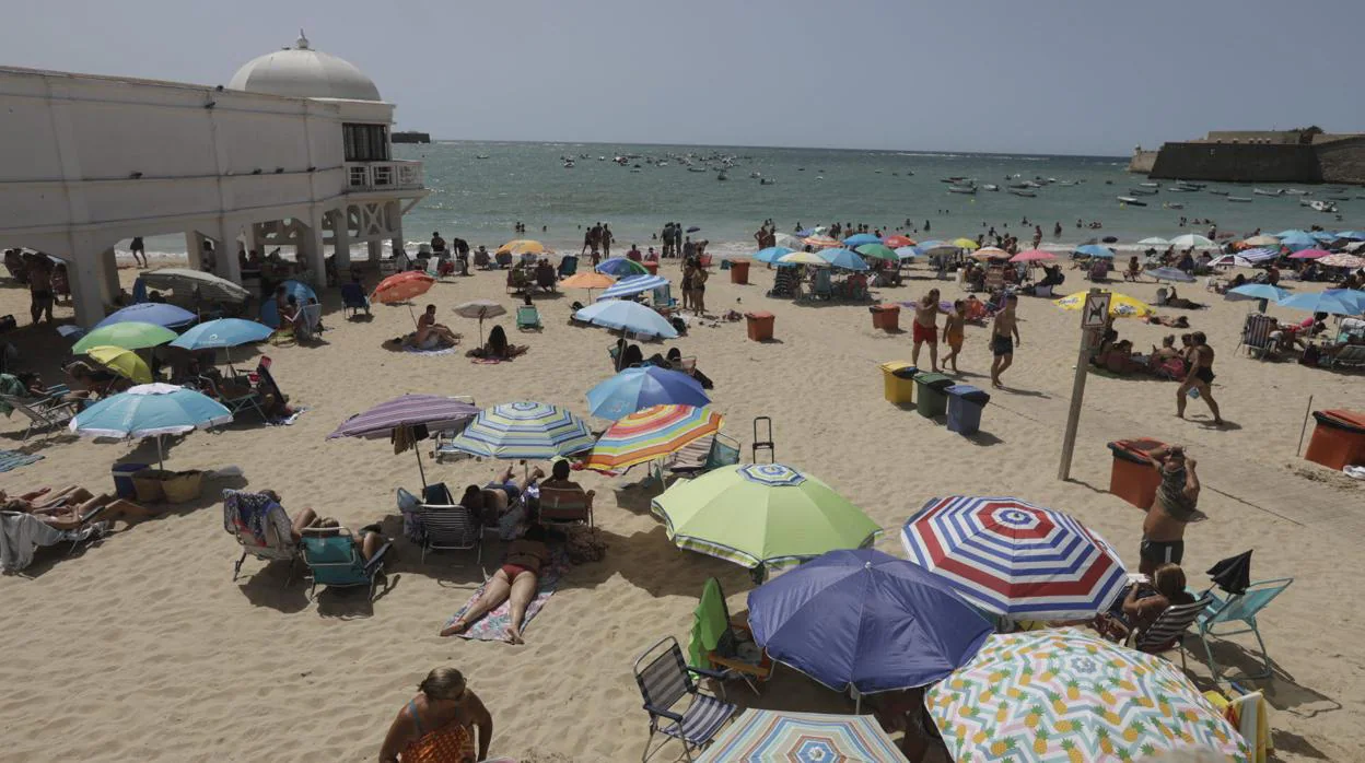 Muere un hombre en la playa de la Caleta de Cádiz