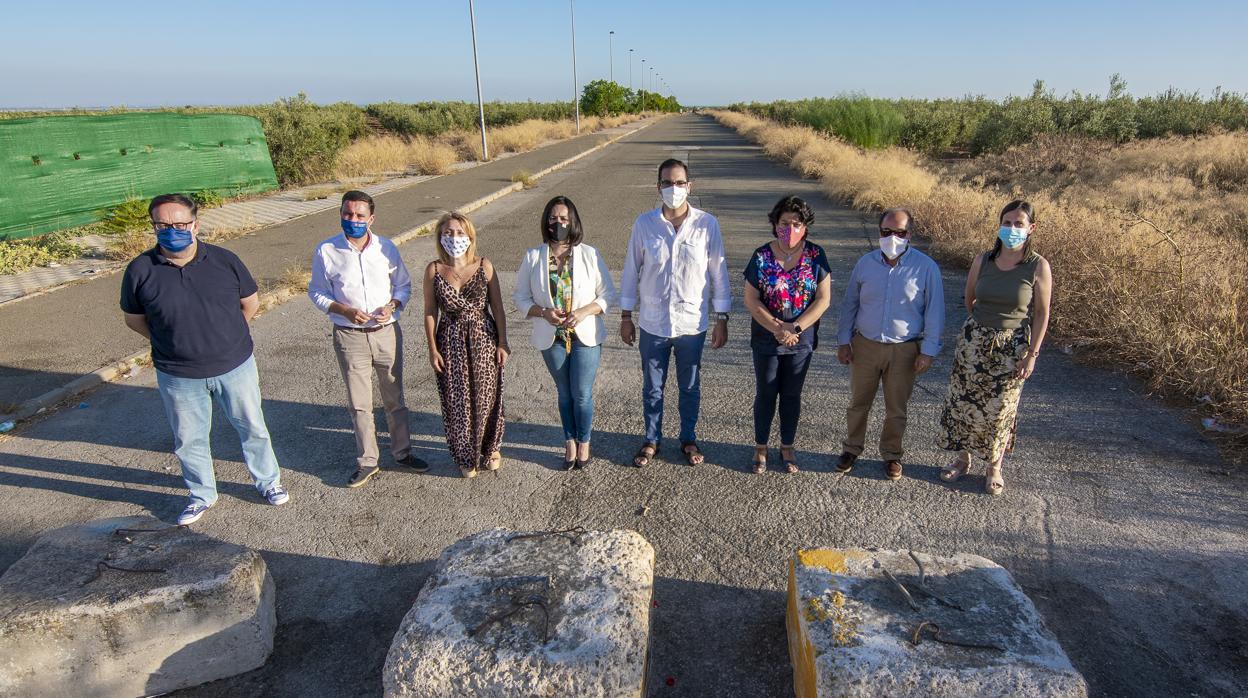 Dirigentes provinciales y municipales de Espartinas y Villanueva del Ariscal, en la carretera cortada de Tablantes