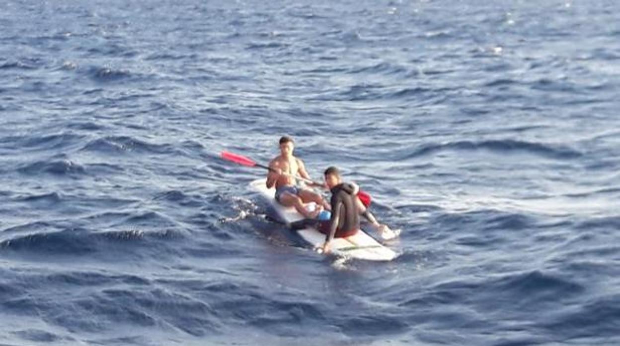 Imagen de archivo de migrantes cruzando el Estrecho en un kayak.