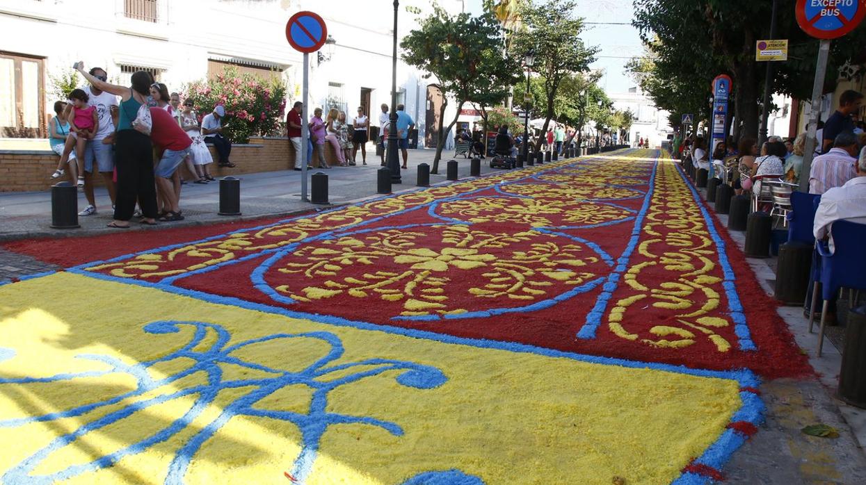 Alfombras de sal en el centro de Sanlúcar con motivo de la festividad de la Patrona, el 15 de agosto.