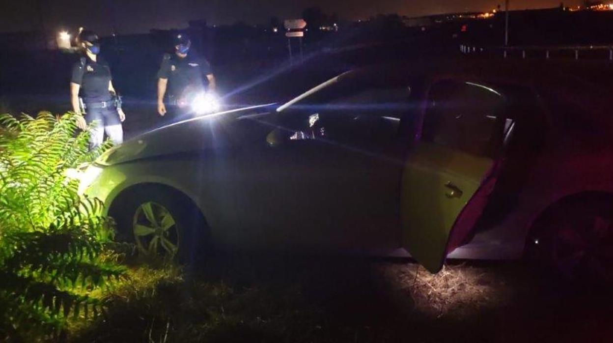 El coche impactó con una rotonda y los ocupantes continuaron la huida a pie