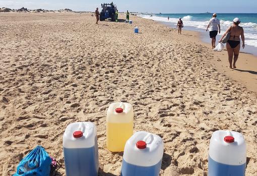 Confiscan varias garrafas con combustible en la playa de Camposoto en San Fernando