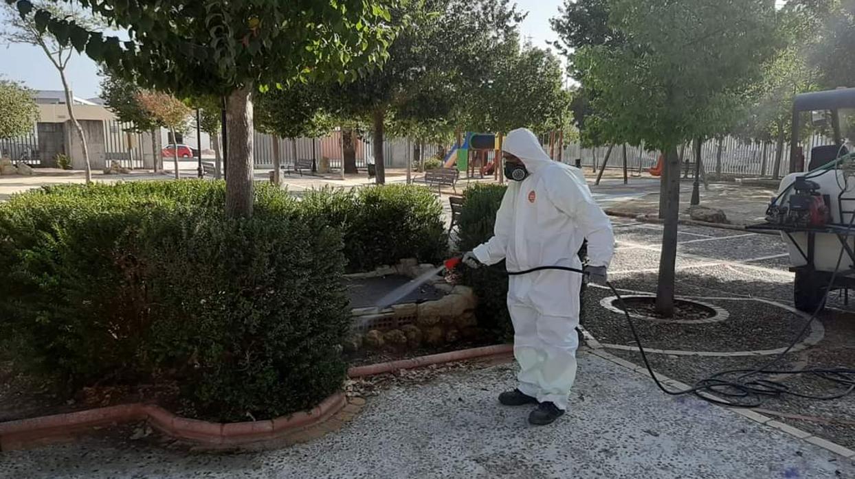 Un operario realiza tareas de fumigación en un parque de Isla Mayor