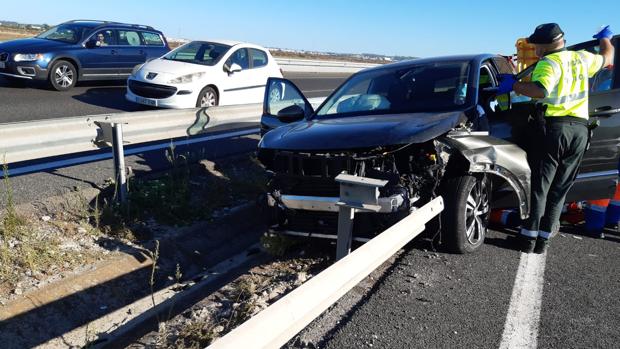 Rescatan a un conductor atrapado tras un accidente entre El Puerto y Jerez