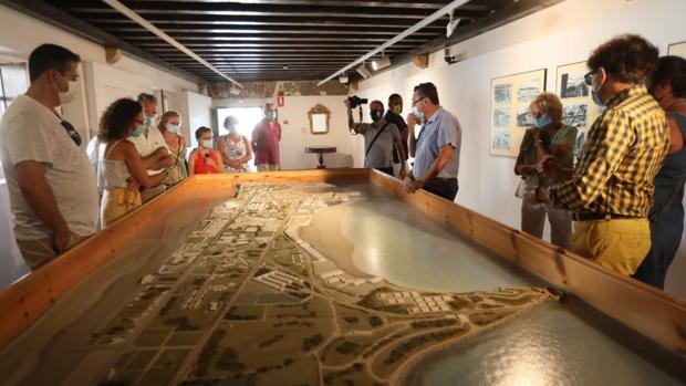 Gran interés en Cádiz por las visitas guiadas a la exposición ‘La Explosión de 1947’