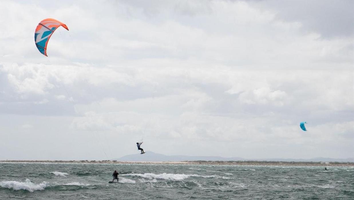 Herido cuando practicaba kitesurf en la playa de Los Lances de Tarifa