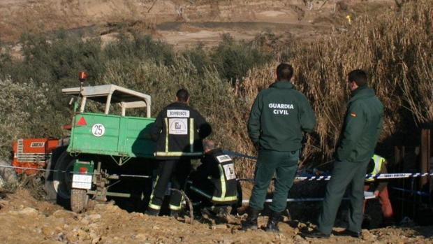 Muere al quedar atrapado en los bajos de un tractor