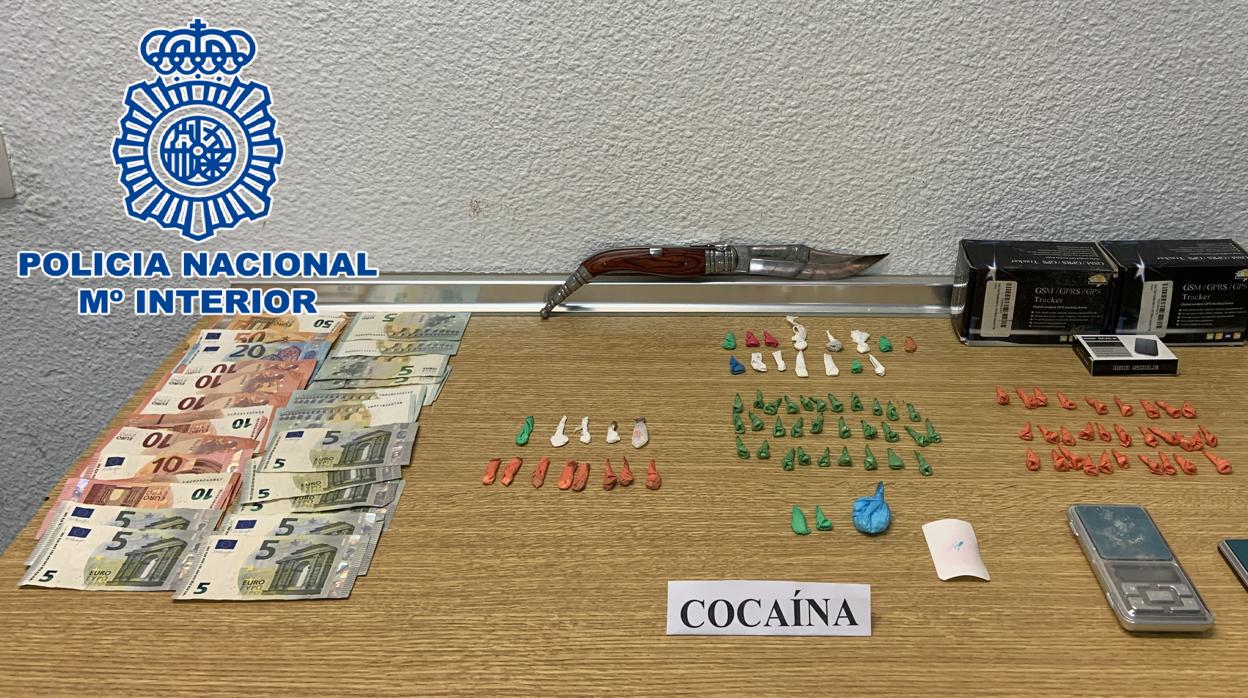 Parte de la droga y el dinero en efectivo aprehendido por la Policía Nacional.