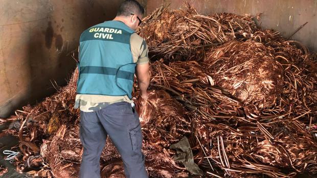 La Guardia Civil detiene en Sevilla a una banda de ladrones de cobre que actuaba en plantas solares