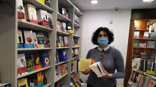 Una de las libreras de Quorum Libros en la calle Ancha de Cádiz