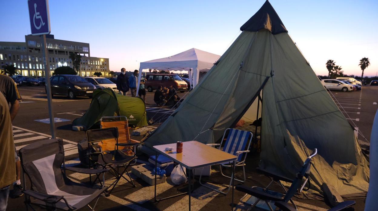 Acampada de trabajadores en la zona de los tornos, un aparcamiento privado de Navantia