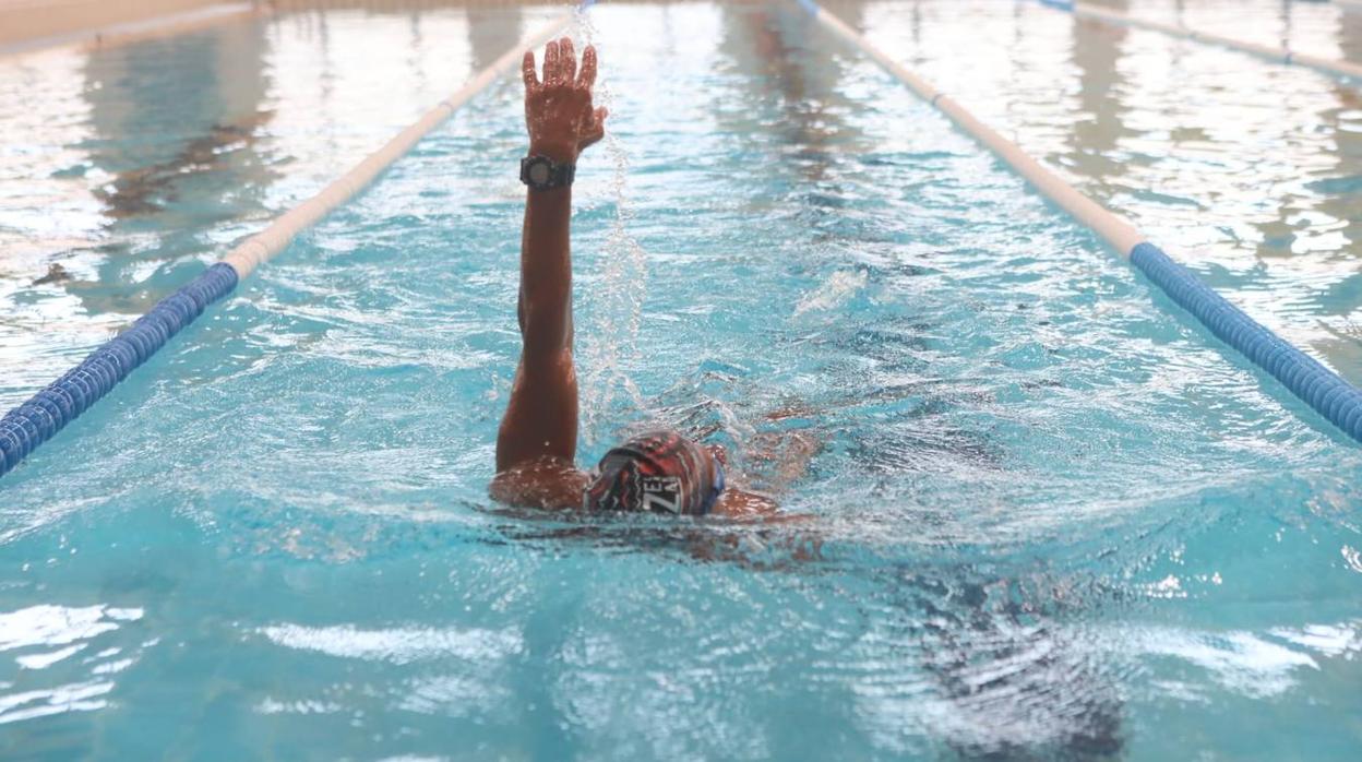 Un usuario disfruta de la piscina principal, de 50 metros, en una de las primeras jornadas de reapertura.