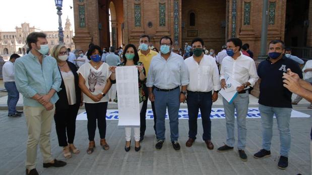 Protesta municipal contra la «expropiación» de Pedro Sánchez de los ahorros de los ayuntamientos de Sevilla