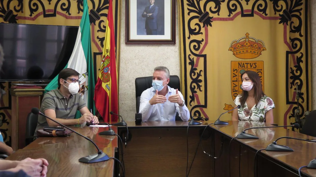 El alcalde de Herrera, Jorge Muriel, en la comparecencia en la que anuncia las ayudas.
