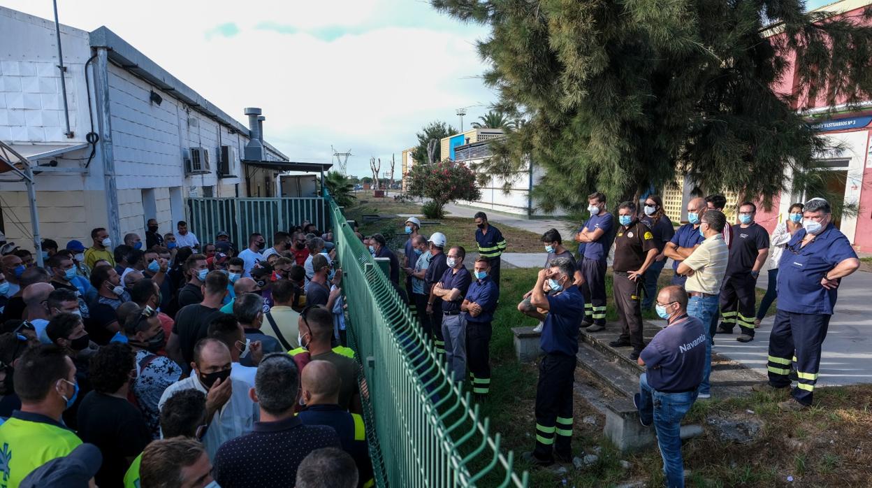 Los trabajadores del metal de las empresas auxiliares, en la mañana de este viernes.