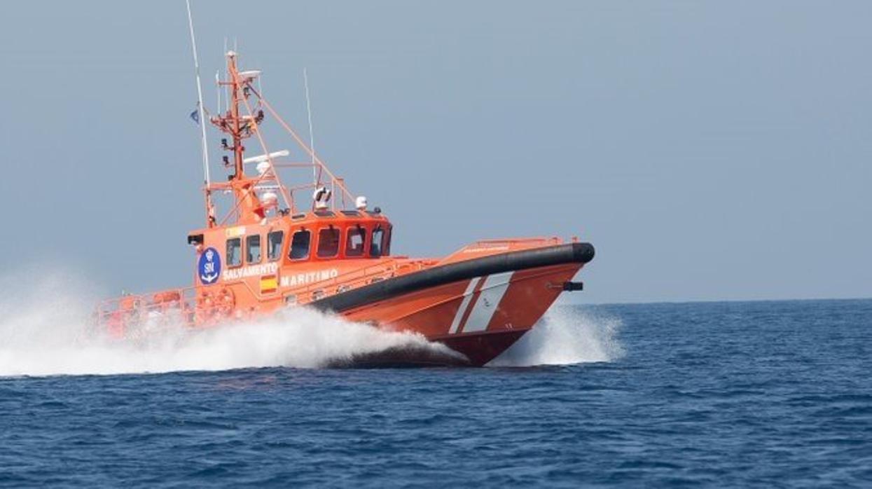 Rescatan a doce personas en una patera en aguas del Estrecho