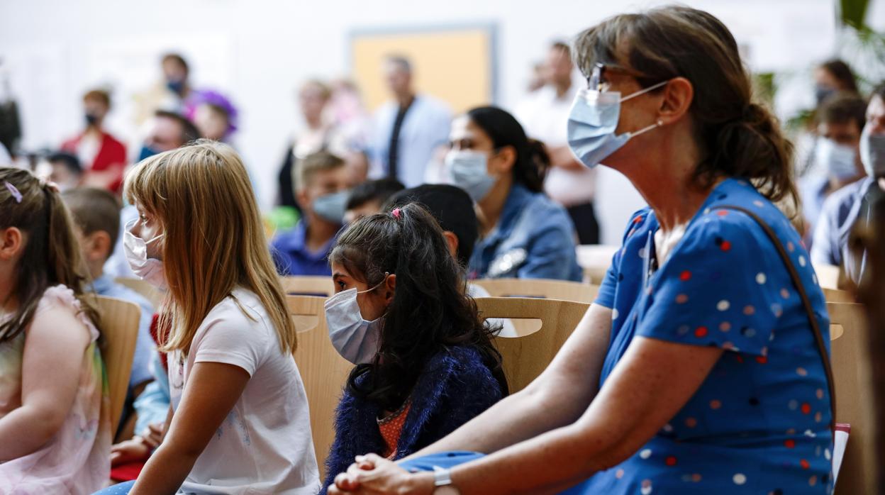 Profesora y alumnos con mascarilla el pasado 1 de agosto, primer día de clase en Schwerin, Alemania. ::